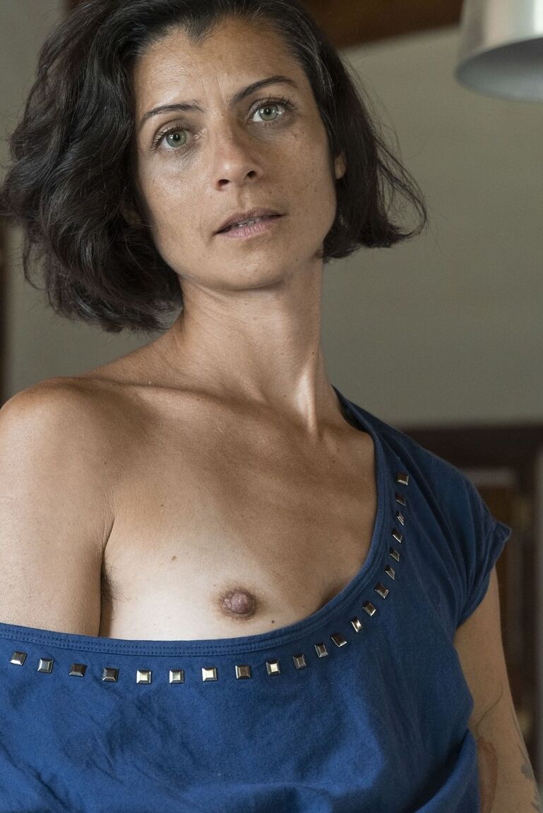 16P Mulher madura magrinha Bruna exibe seu corpo peludo nua