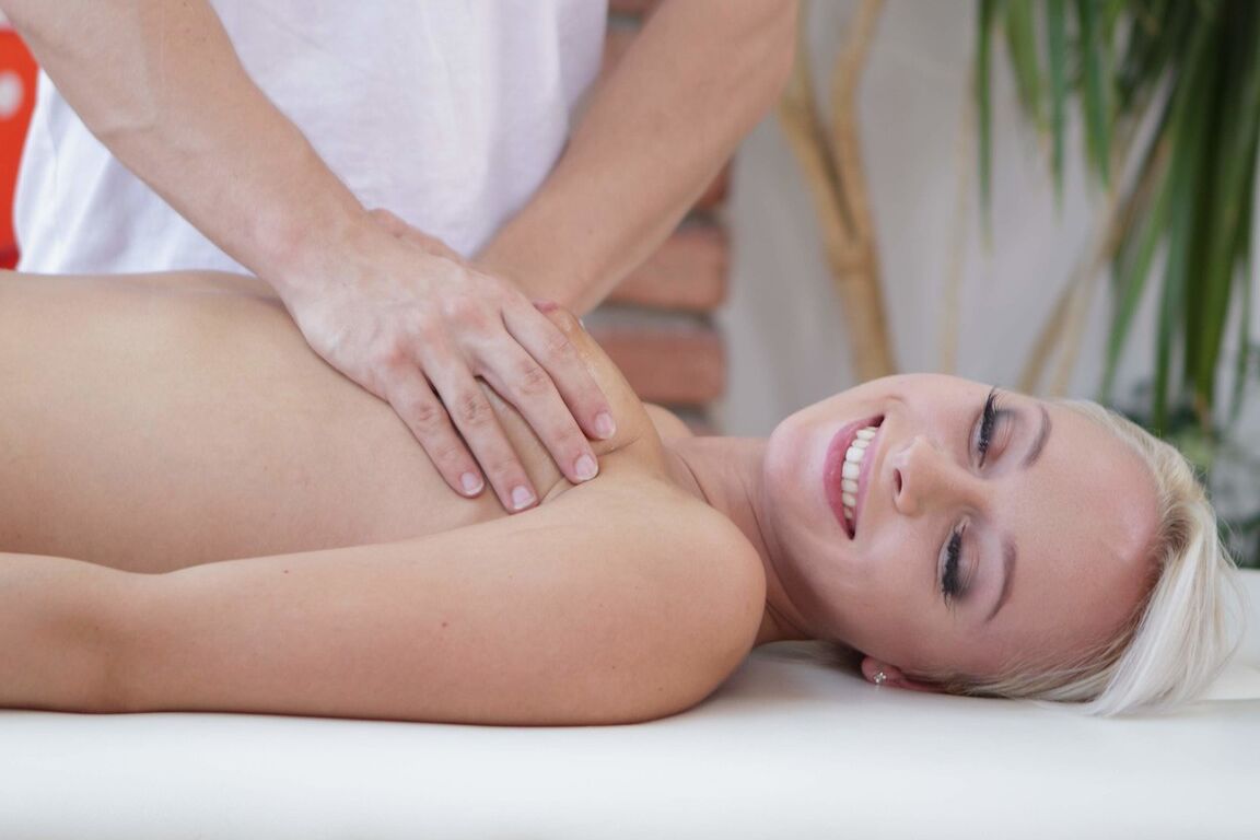 21P A loira Naomi Nevena termina uma massagem excitante com uma foda hardcore