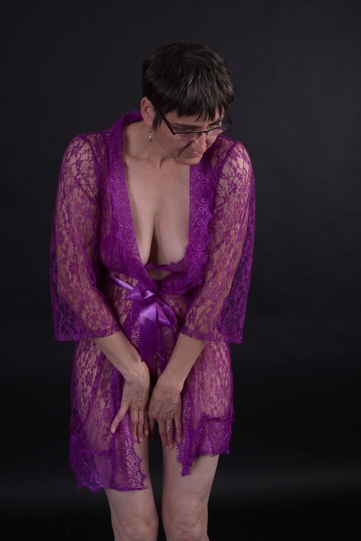 20P Mayor amateur luce el pelo corto mientras modela en lencería morada