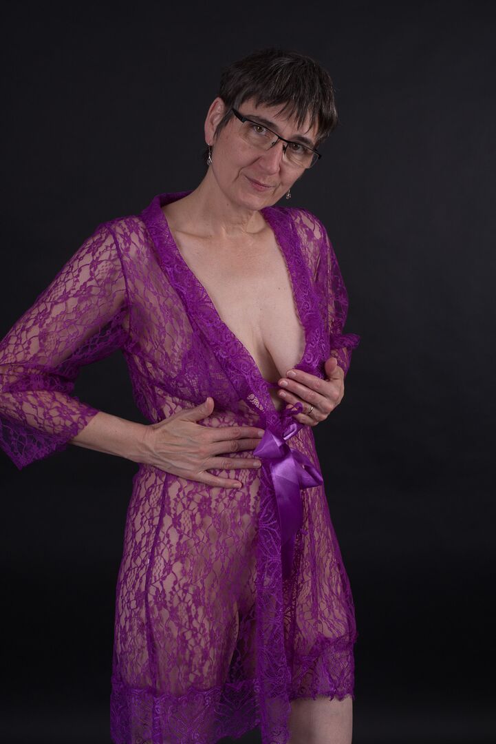 20P Mayor amateur luce el pelo corto mientras modela en lencería morada