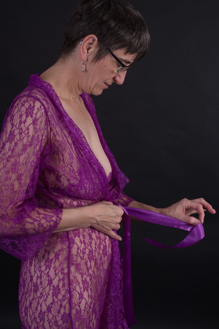 20P Mayor amateur luce el pelo corto mientras modela en lencería morada
