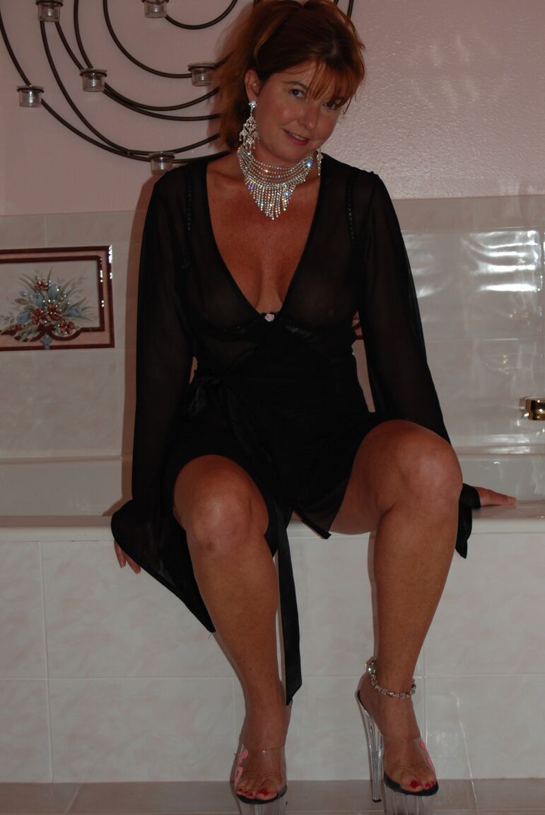 21P Tia ruiva tira o vestido e exibe seus peitos gostosos no banheiro