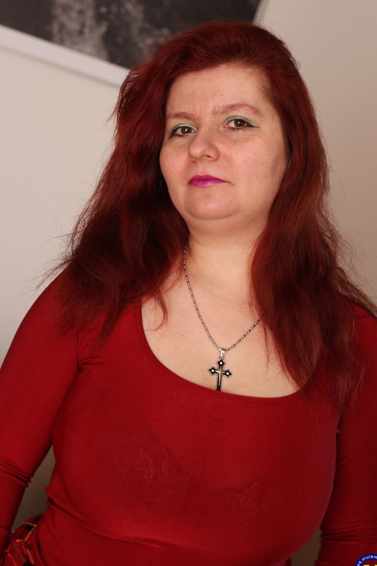 21P Chubby big titted madura Sanora esticando sua buceta raspada