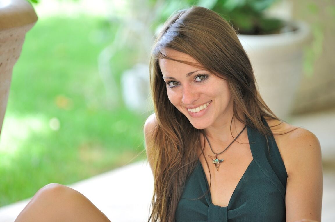 21P Die süße Freundin Amelia entblößt ihre rasierte Muschel und posiert nackt in einem Solo