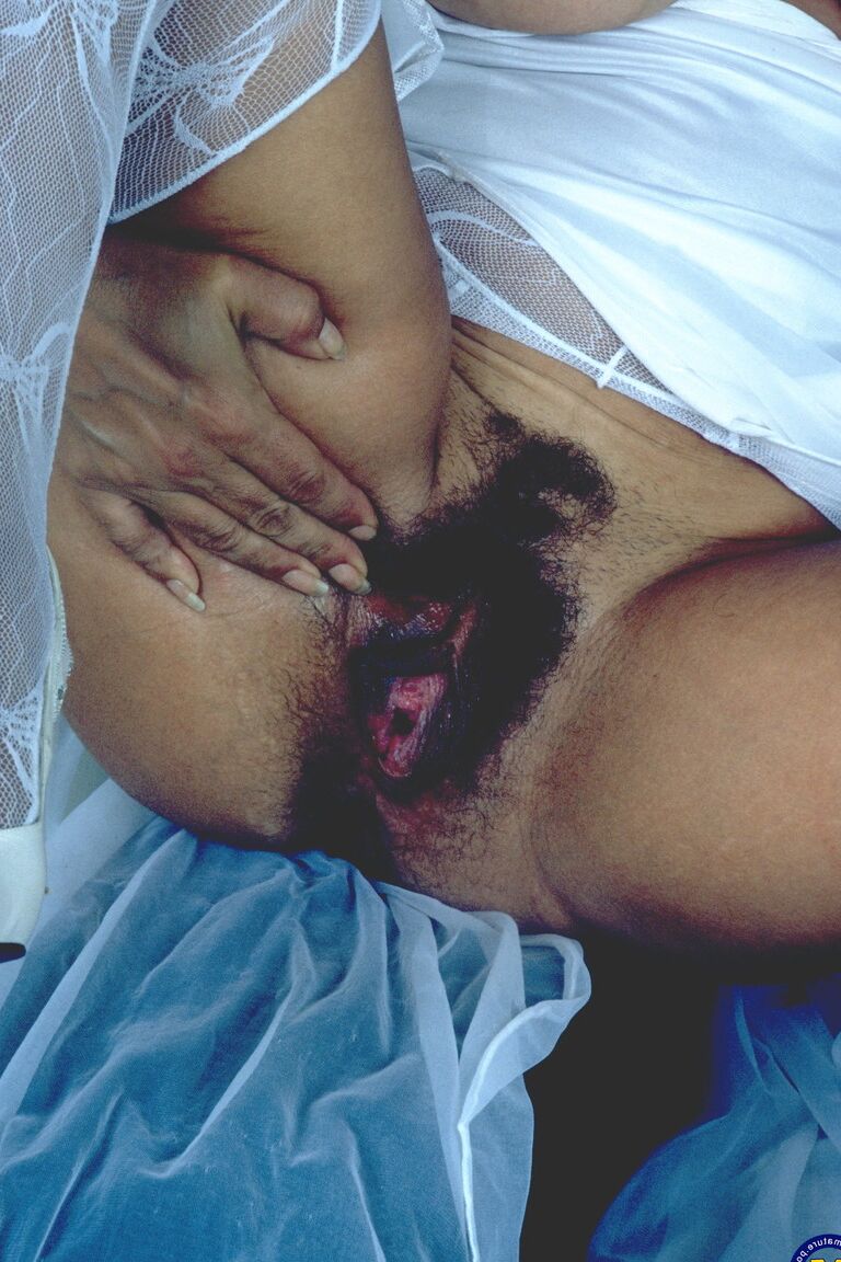 21P La madura amateur Lois acaricia sus grandes tetas y hace alarde de su coño peludo