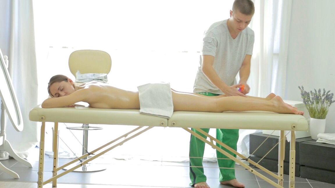 21P Adolescente Zarina recebe uma massagem oleosa, sua buceta lambida e uma foda anal hardcore