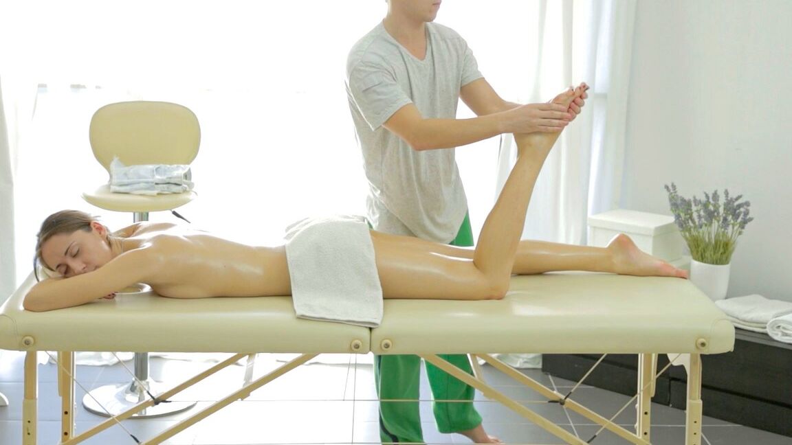 21P Adolescente Zarina recebe uma massagem oleosa, sua buceta lambida e uma foda anal hardcore