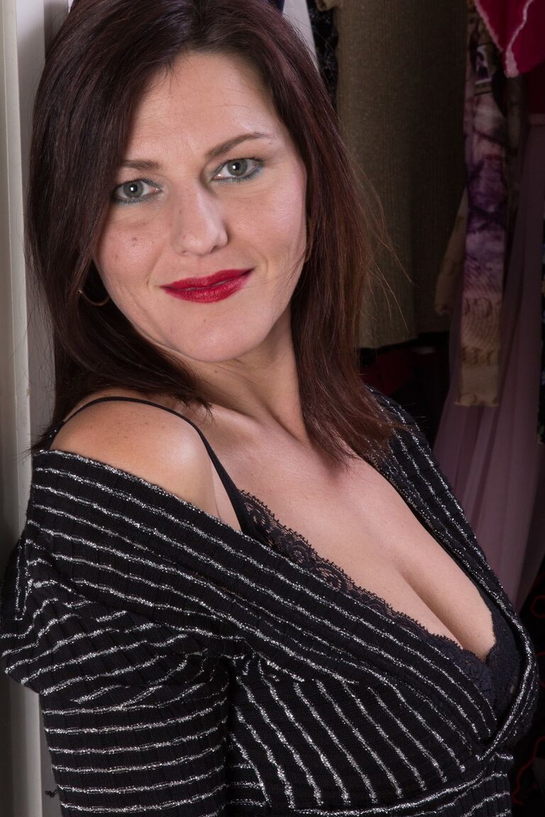 17P Bombasse mature aux gros seins Gina Louise écarte les jambes et montre son manchon poilu
