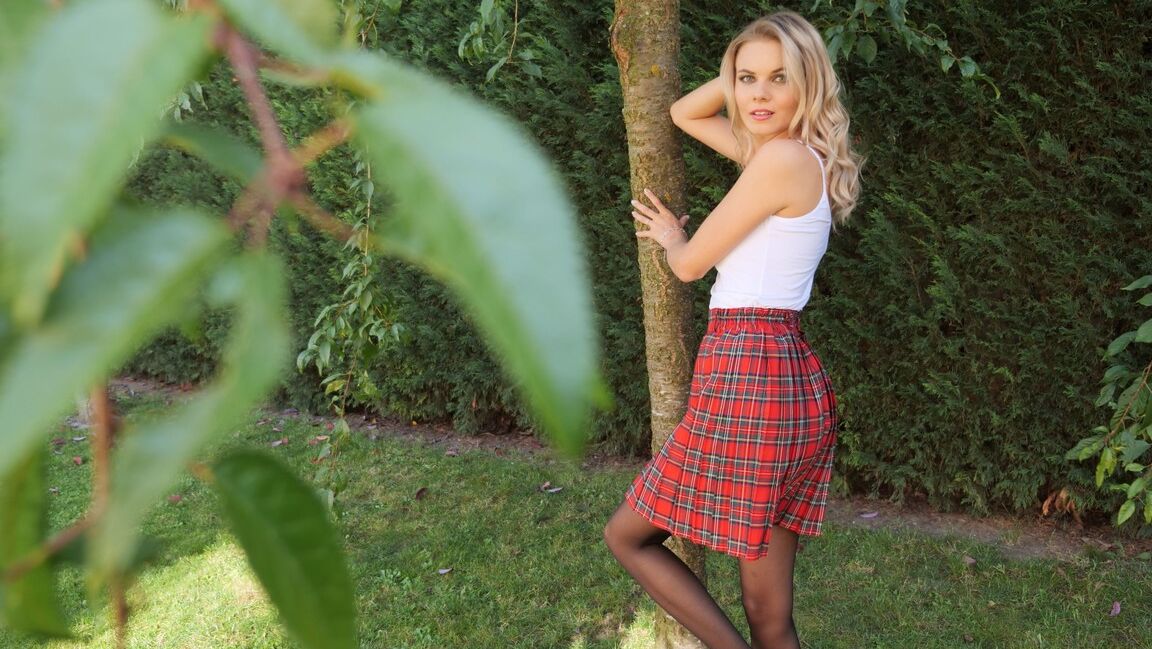 11P A loira quase legal Kate Jones mostra seus peitos pequenos e bunda apertada em um gramado