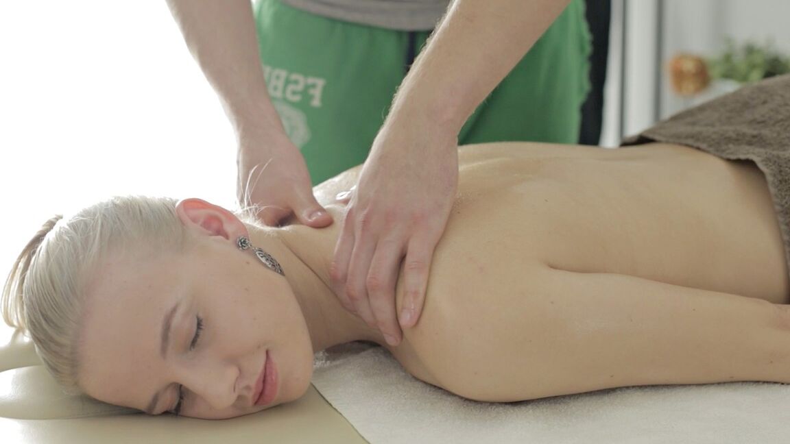 17P La blonde gagnante Chloé profite d'un massage nu et d'une bite dure dans un vagin serré