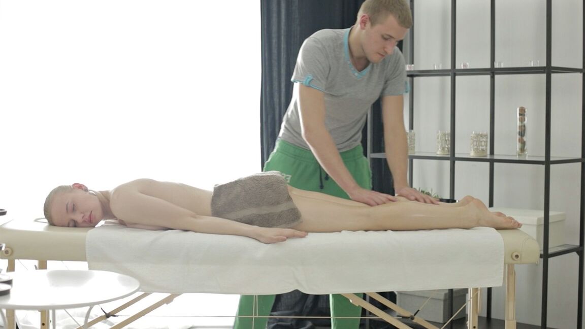 17P La blonde gagnante Chloé profite d'un massage nu et d'une bite dure dans un vagin serré