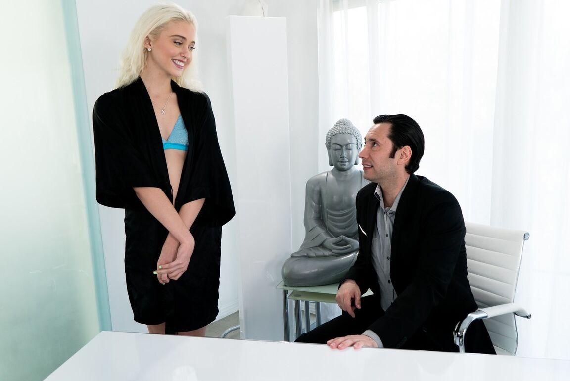 17P Die freche Masseurin Chloe Cherry gibt ihrem Chef einen Blowjob