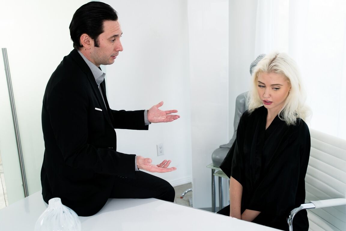 17P Die freche Masseurin Chloe Cherry gibt ihrem Chef einen Blowjob