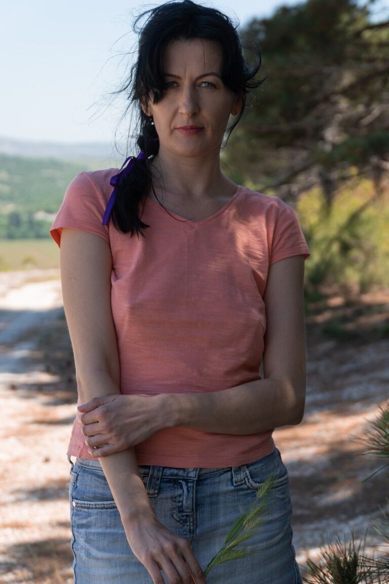 21P Mulher madura sexy Nimfa Mannay revela sua virilha peluda ao ar livre