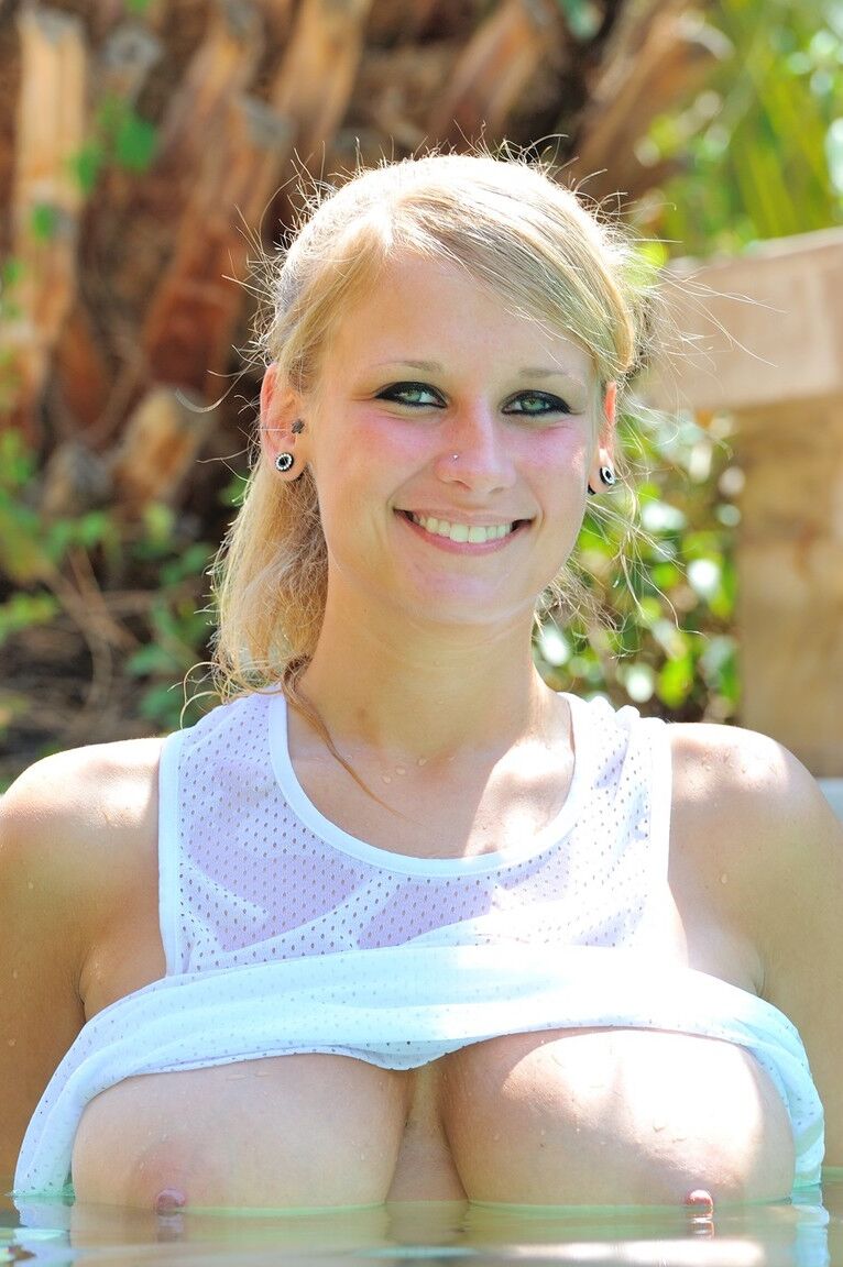 21P Cutie com peitos enormes Alice fica nua e exibe sua boceta saborosa ao ar livre