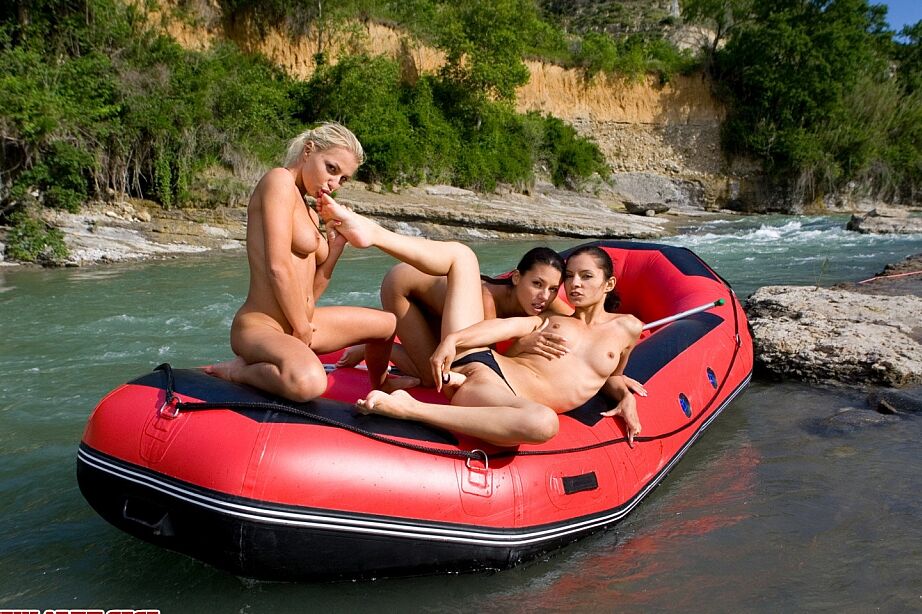 11P Estrelas pornôs europeias sexy chupam as bocetas e os dedos dos pés umas das outras em um barco de rafting