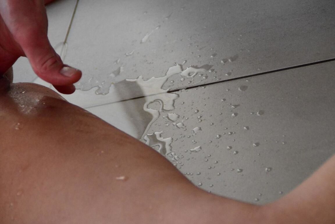 17P Amadora alemã com tesão em espartilho seduz seu cara para foder com camisinha na cozinha