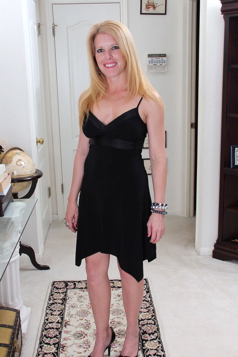 21P La seductora MILF rubia Gail haciendo alarde de sus dulces tetas