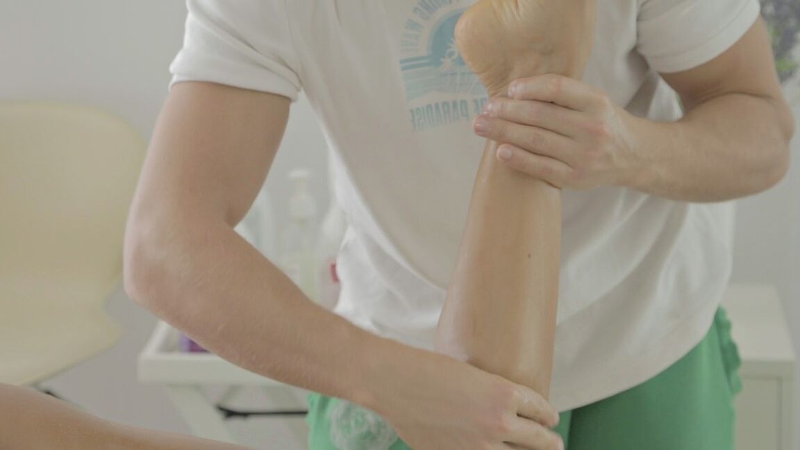 21P Petite adolescente Carre chupa pau e fode massagista com tesão depois de uma massagem sexy