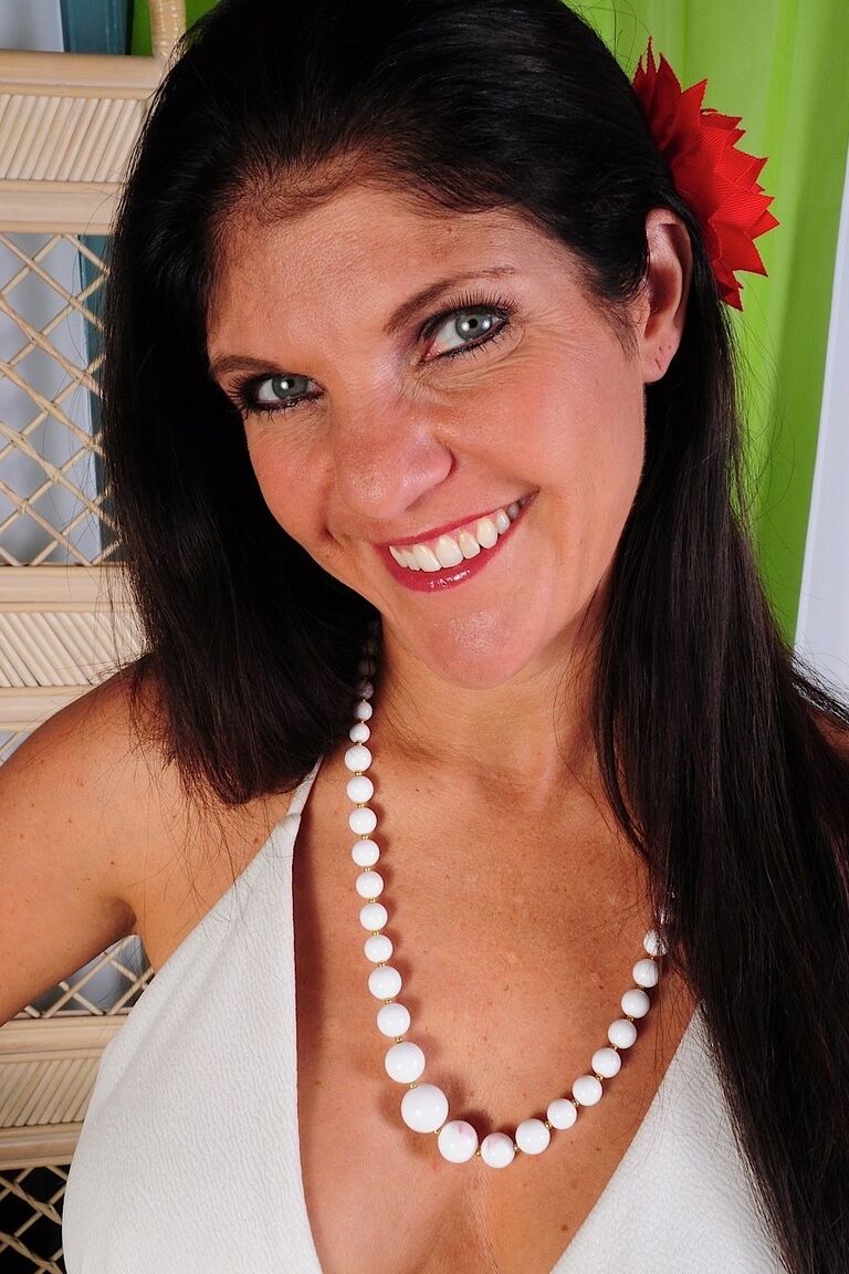 18P La madura Coralyn Jewel muestra sus tetas y se lame los dedos de los pies