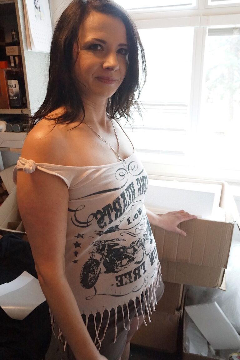 21P La MILF morena Stefanie exponiendo sus pequeñas tetas