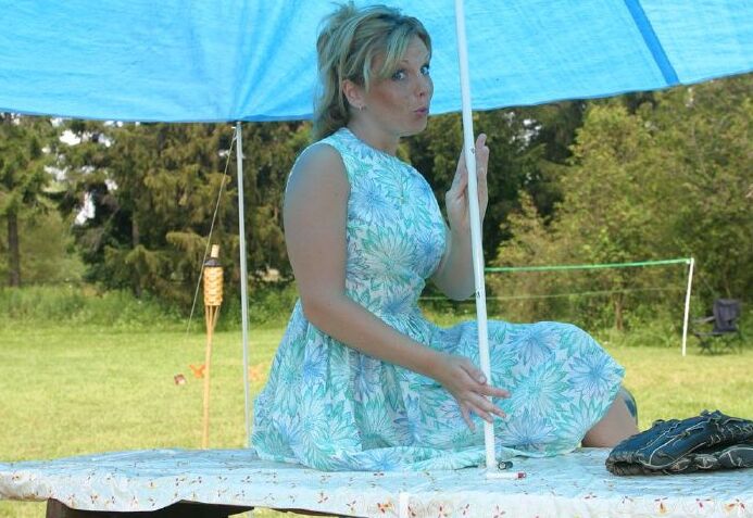12P Adorable MILF en bas enlevant sa robe et son soutien-gorge en plein air