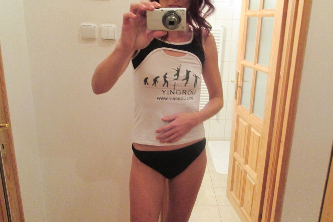 21P La pequeña MILF checa Rebecca Red se hace un selfie mientras se masturba en la silla