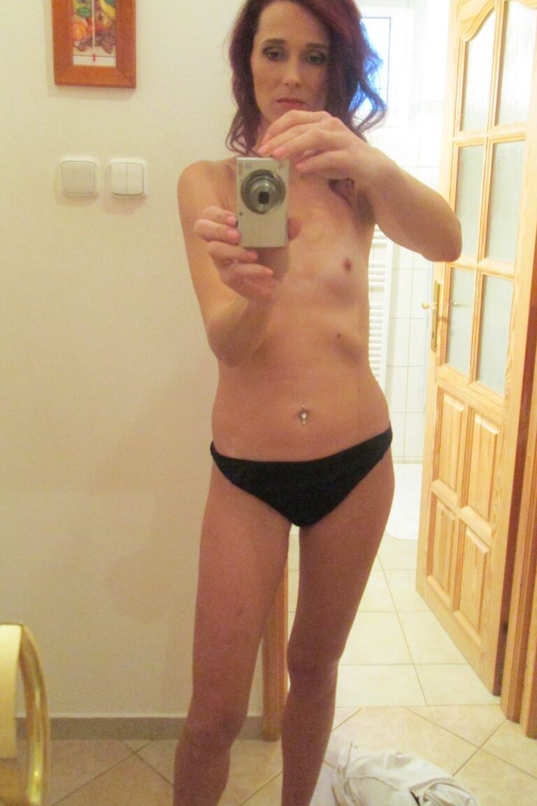 21P La pequeña MILF checa Rebecca Red se hace un selfie mientras se masturba en la silla