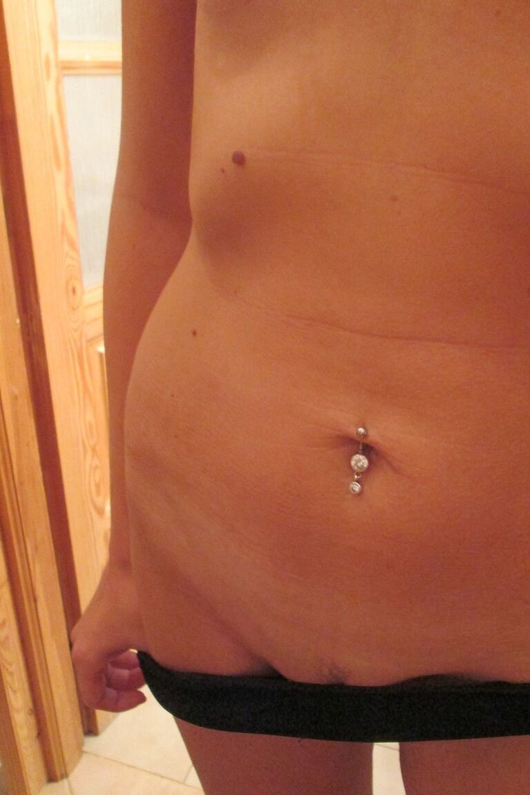 21P La pequeña MILF checa Rebecca Red se hace un selfie mientras se masturba en la silla