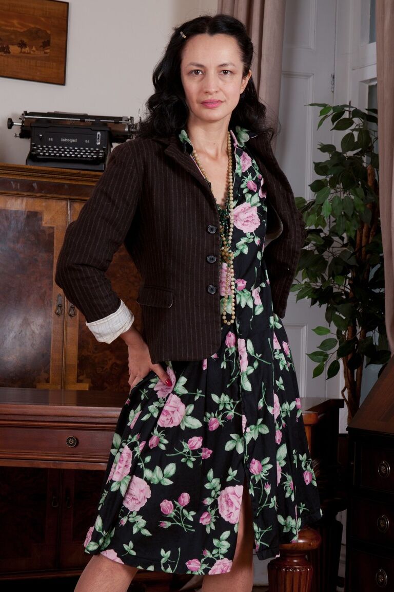 21P Tracey Anne, une mature amateur en chaleur, exhibe son entrejambe poilu dans de la lingerie sexy.