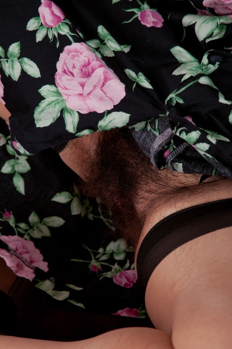 21P Tracey Anne, une mature amateur en chaleur, exhibe son entrejambe poilu dans de la lingerie sexy.