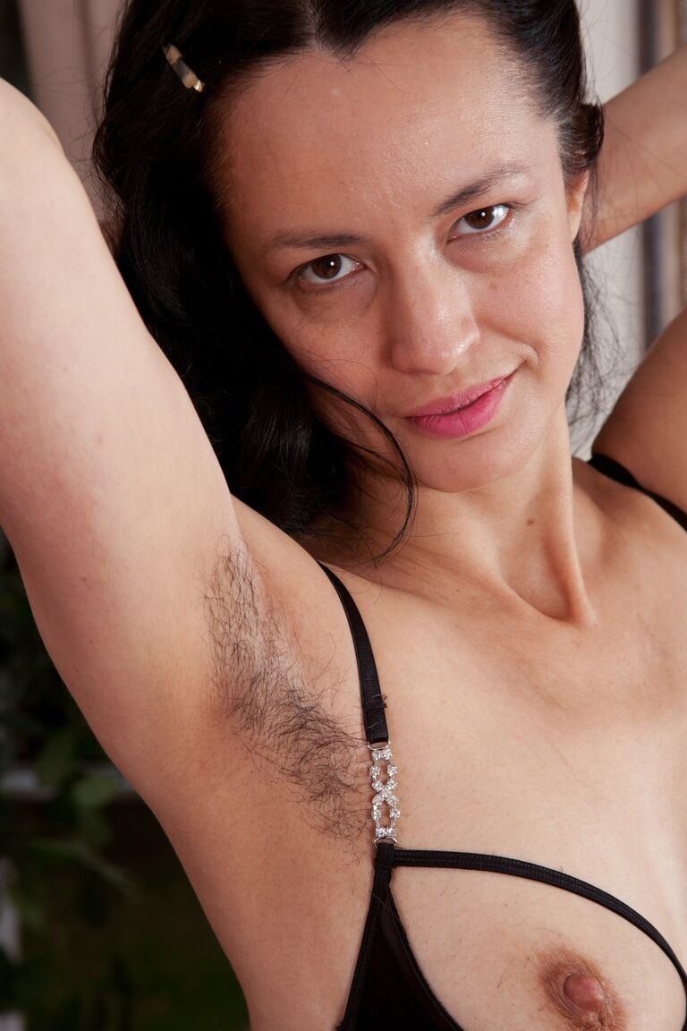 21P Tracey Anne, une mature amateur en chaleur, exhibe son entrejambe poilu dans de la lingerie sexy.