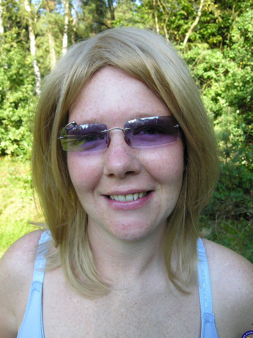 21P Heiße Reife mit riesigen Titten und massivem Arsch Mirabelle spielt draußen mit ihrer Fotze