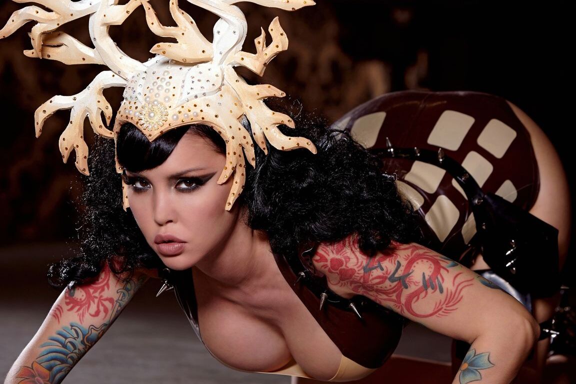 12P Tatuado Asiático MILF e nativo de Jacksonville Masuimi Max usa um interessante