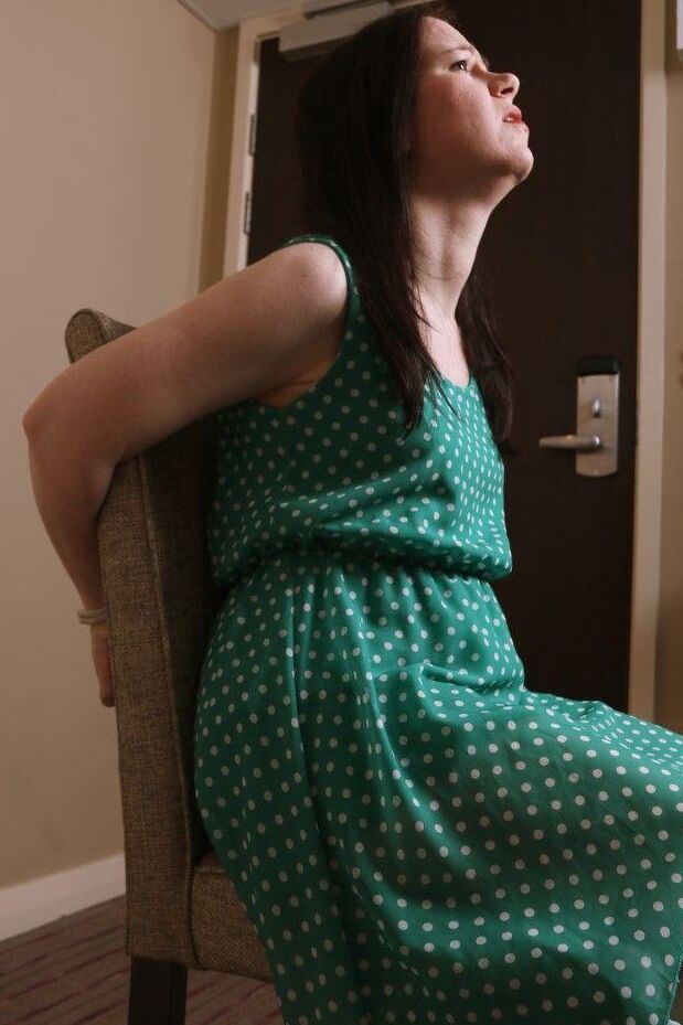 16P Mulher madura angustiada com vestido de bolinhas amarrado