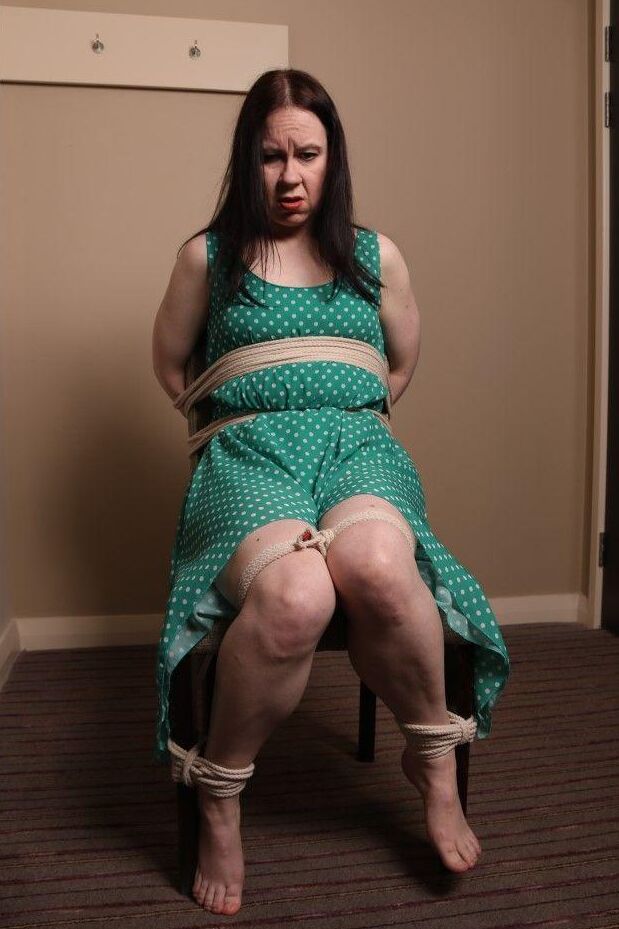 16P Mulher madura angustiada com vestido de bolinhas amarrado