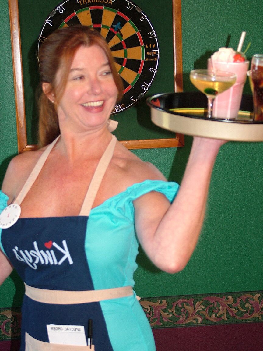 21P ふしだらな成熟したウェイトレス ディーは彼女の巨乳を見せ、仕事中に彼女の陰部に触れる