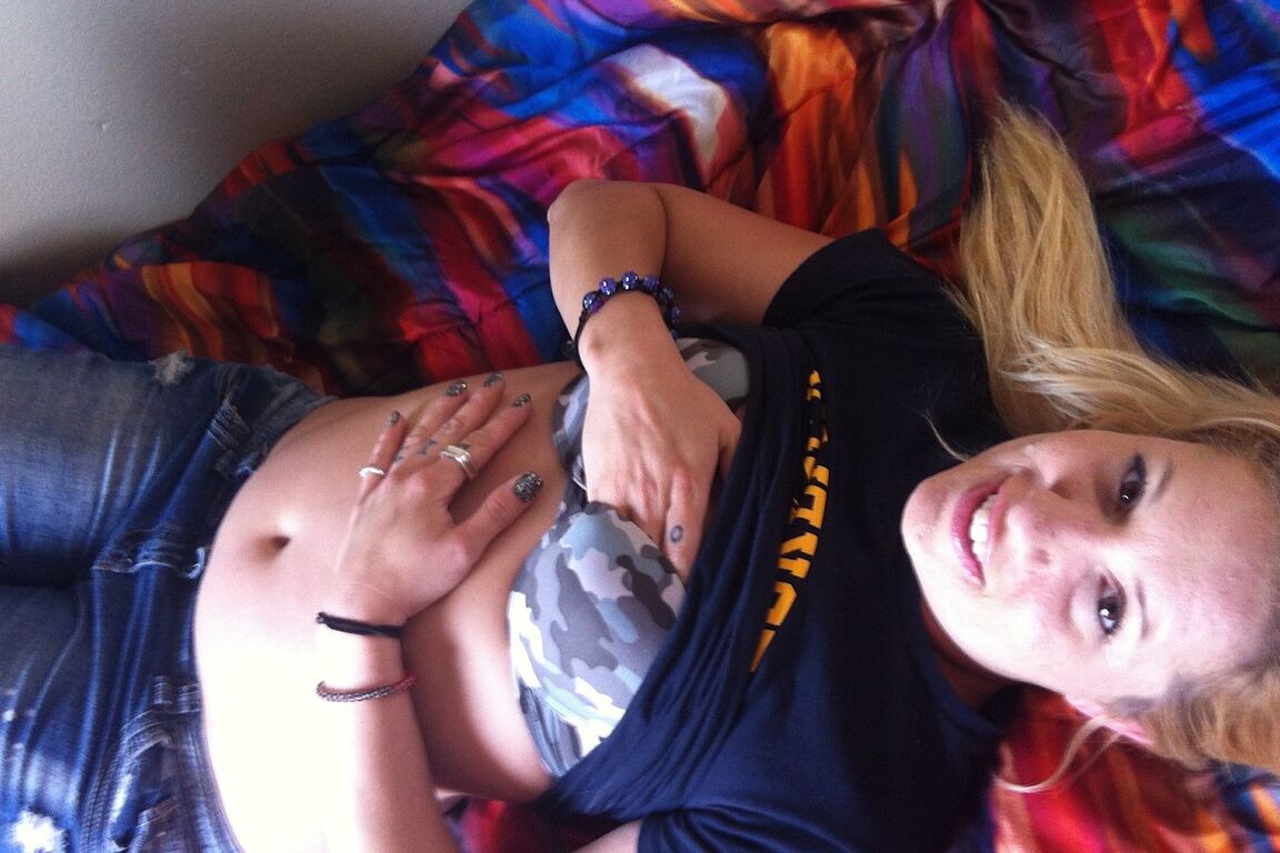 21P La MILF amateur Lisa Low se quita los vaqueros para mostrar sus pequeñas tetas
