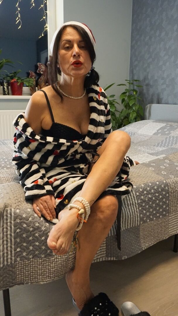 16P La madura amateur Diana Ananta juega con sus pies descalzos durante una acción sin desnudos