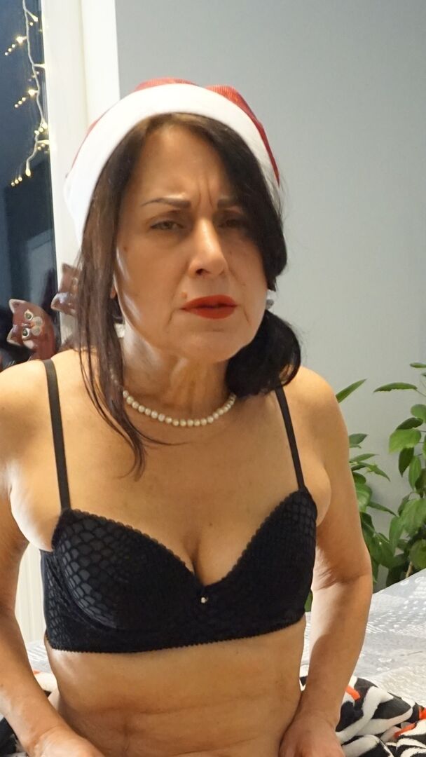 16P La madura amateur Diana Ananta juega con sus pies descalzos durante una acción sin desnudos