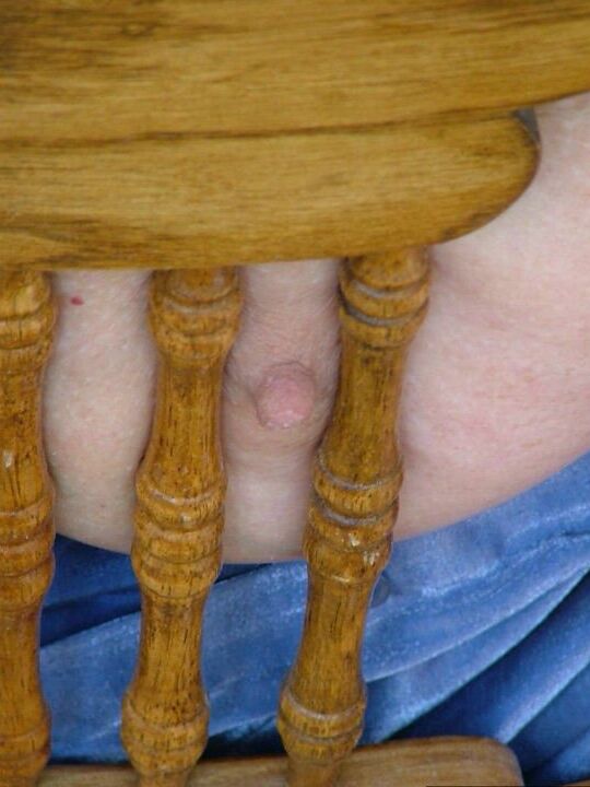19P BBW madura mostra seus peitos grandes na floresta usando calcinha e meias brancas