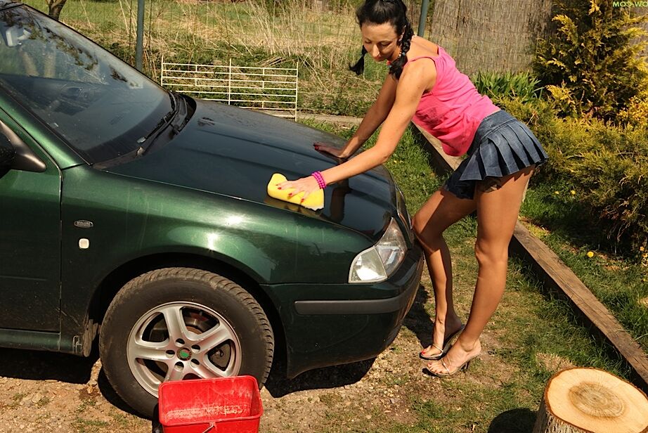 16P Morena mais velha e magra com pernas longas revelando peitos minúsculos ao ar livre