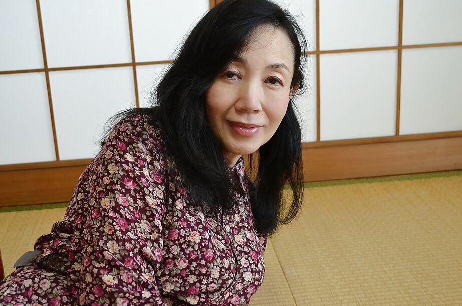 16P Asiática madura de cara fea llamada Tsuyako Miyataka con un cuerpo súper caliente