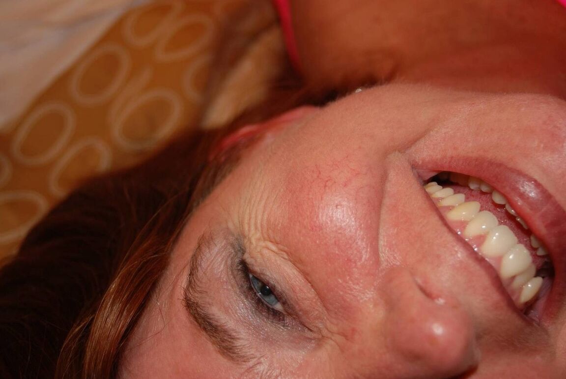 21P MILF amateur con un vestido de rejilla rosa se deja ennegrecer el coño en una habitación de hotel