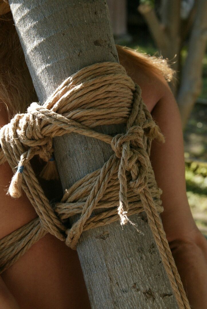 19P Une fille blonde sexy aux seins naturels se fait ligoter et ses tétons sont torturés à l'extérieur