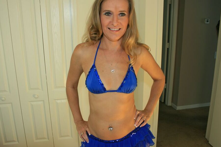 16P Blonde mature et torride avec un petit butin enlevant son bikini