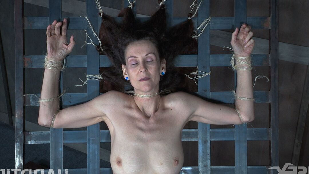 14P Mature pain slut Paintoy Emma eventually lets out a blood curdling scream