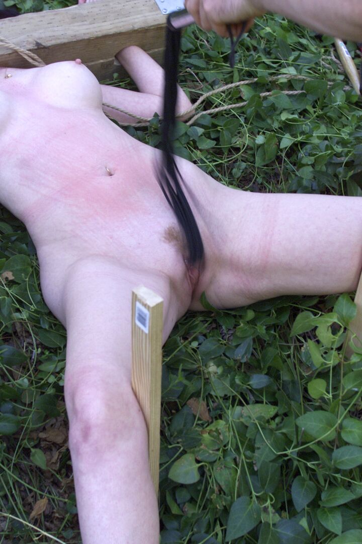 21P Paige Richards, zorra atada desnuda, azotada en el coño recortado al aire libre
