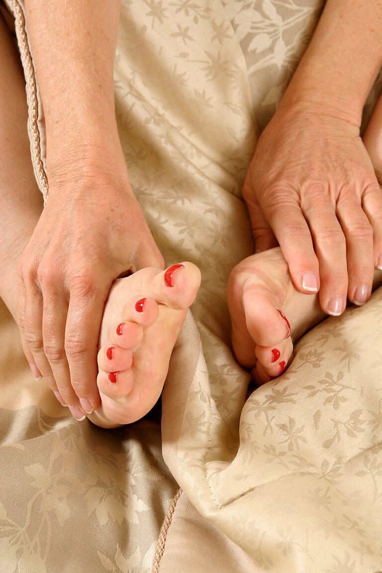 21P La pequeña mujer madura Robin toca y lame sus sexys dedos de los pies pintados