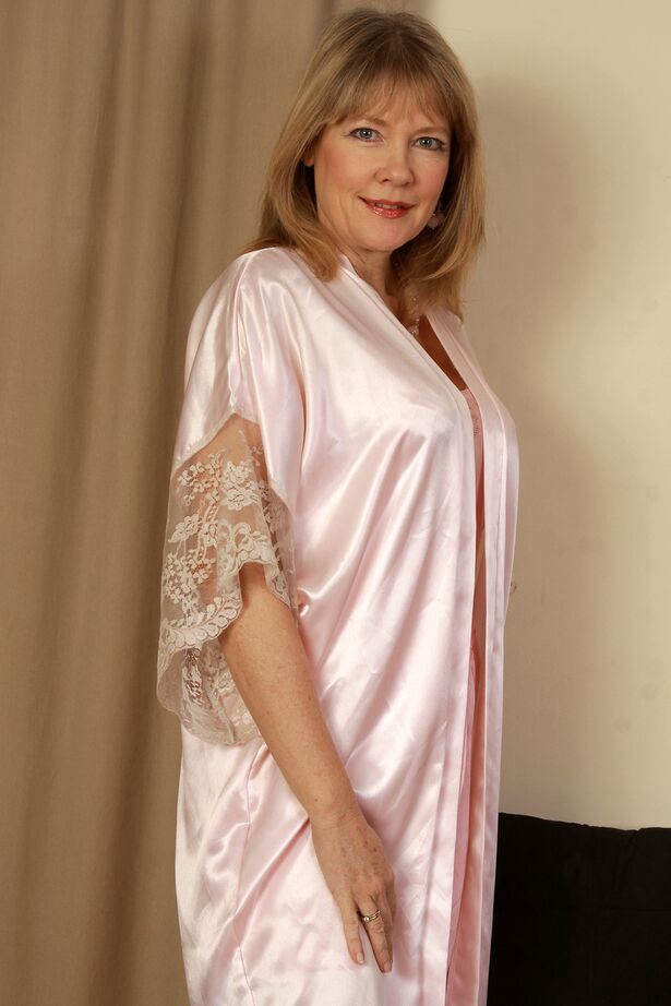 15P Mãe madura Lilli em lingerie de cetim revela peitos grandes